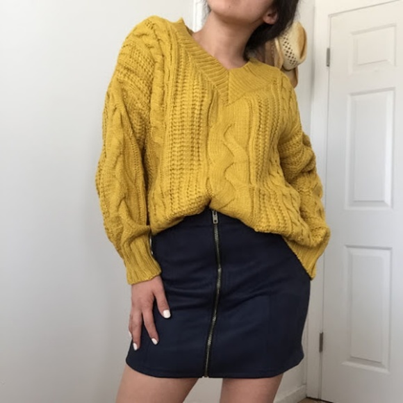 ❗️One Left❗️NWT Mustard Cable V-Neck Sweater - Picture 2 of 4
